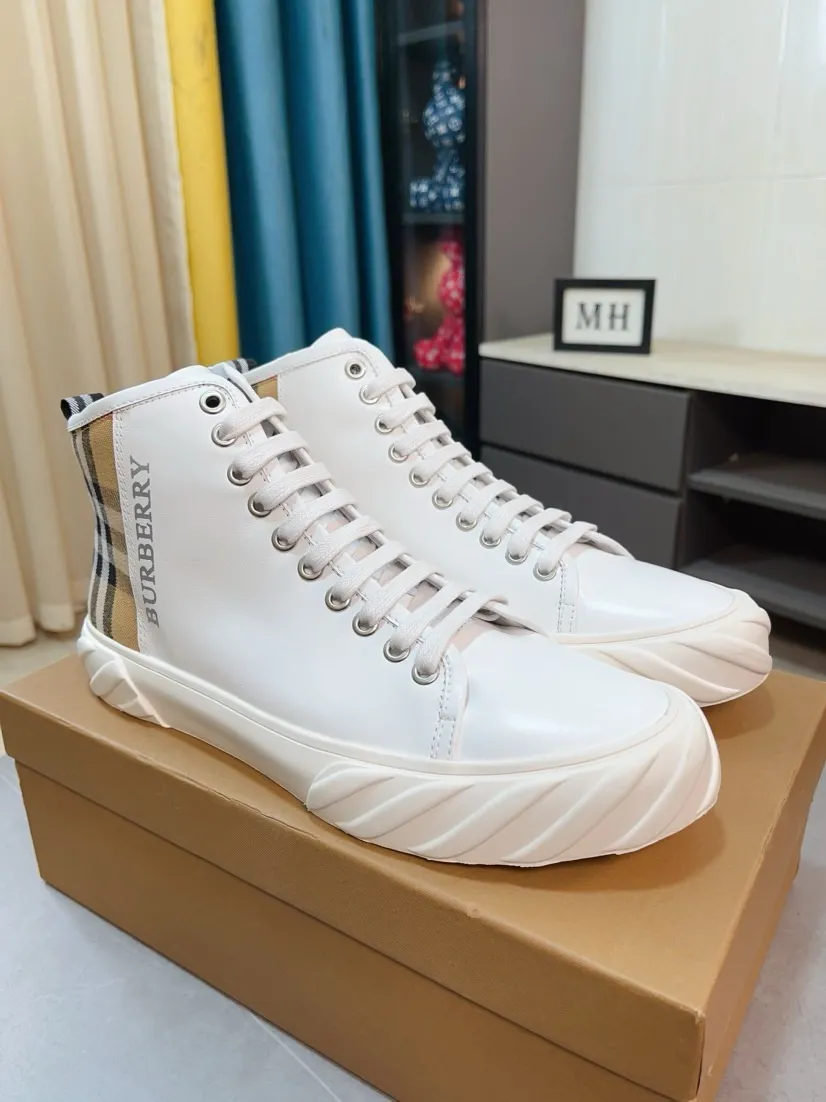Men's shoes💰440🌹🌹"burberry" Burberry high-top original brand imported from Italy, selected cowhide with electric embroidered logo➕Genuine leather, breathable and comfortable (refuses to discolor and grind feet) Sole: non-slip rubber outsole, original quality, super comfortable Korean style shoes🏃 Men's shoe size: 38-44,